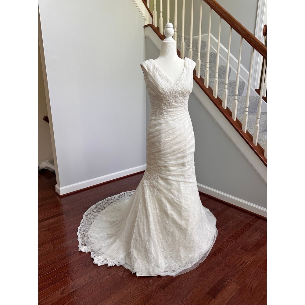 Jewel by David's Bridal Lace Beaded Embroidered Bridal Wedding Dress Size 6